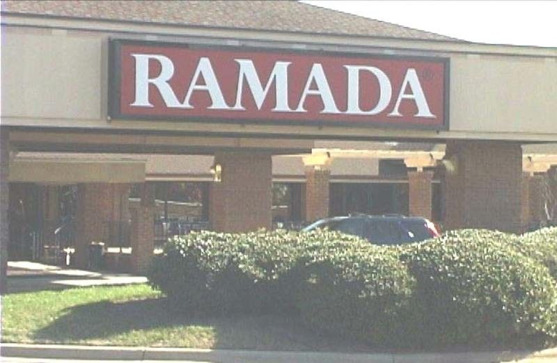 Отель Ramada By Wyndham Роли Экстерьер фото